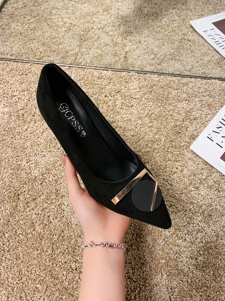 Modernas sieviešu kurpes ar plāniem papēžiem un metāla apdari - smails modelis