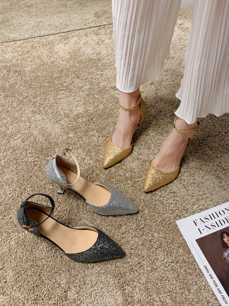 Modernas sieviešu kurpes ar spīdīgām daļiņām un plānu 8 cm papēdi