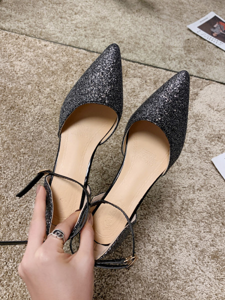 Modernas sieviešu kurpes ar spīdīgām daļiņām un plānu 8 cm papēdi