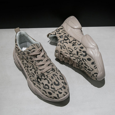 Dabartiniai moteriški sportbačiai grubiu padu ir leopardo raštu