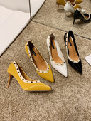 Stiilsed naiste kingade teravatipuline mudel, mis on valmistatud ökonahast, metallist aasadega