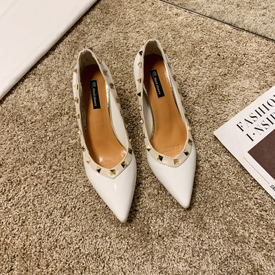 Stiilsed naiste kingade teravatipuline mudel, mis on valmistatud ökonahast, metallist aasadega