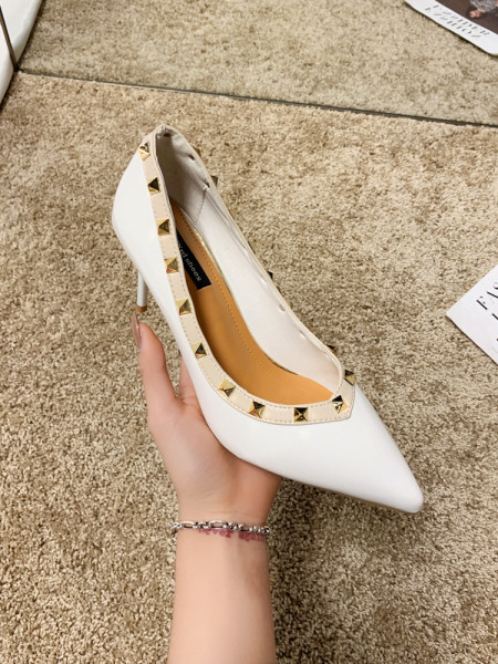 Stiilsed naiste kingade teravatipuline mudel, mis on valmistatud ökonahast, metallist aasadega