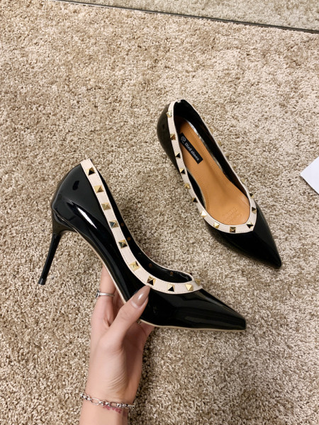 Stiilsed naiste kingade teravatipuline mudel, mis on valmistatud ökonahast, metallist aasadega