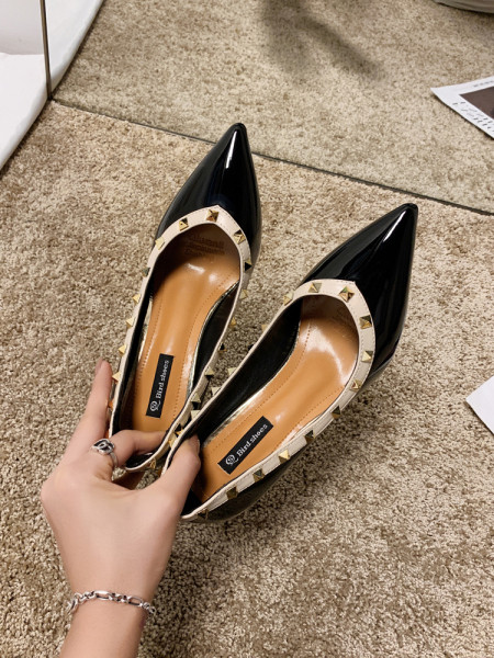 Stiilsed naiste kingade teravatipuline mudel, mis on valmistatud ökonahast, metallist aasadega