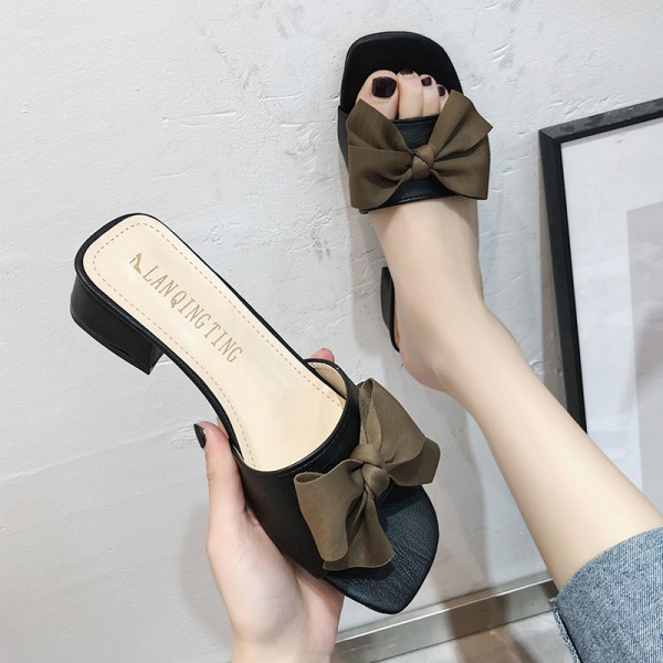 Női papucs vastag alacsony sarkú szalaggal