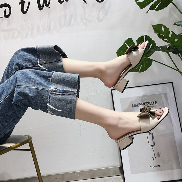 Női papucs vastag alacsony sarkú szalaggal