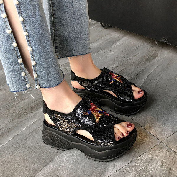 Jauns sieviešu sandaļu modelis ar augstu raupju zoli un spīdīgu efektu