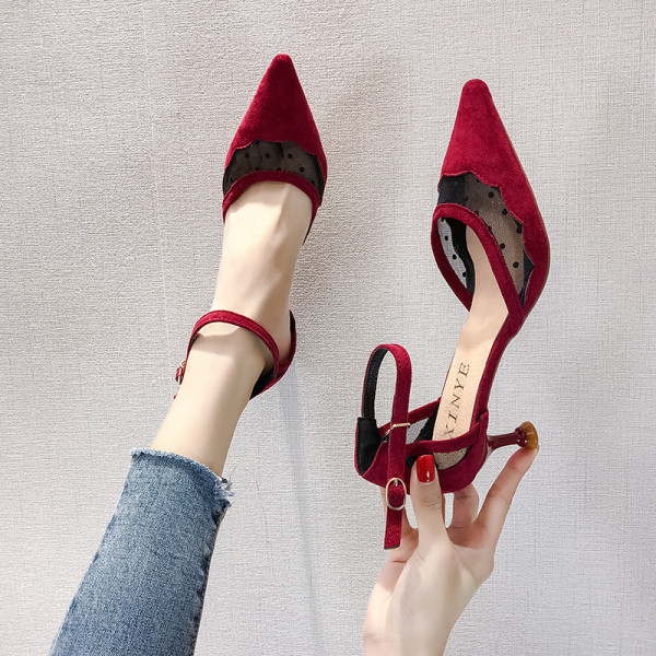 Sieviešu modernas zamšādas sandales ar mežģīņu elementu