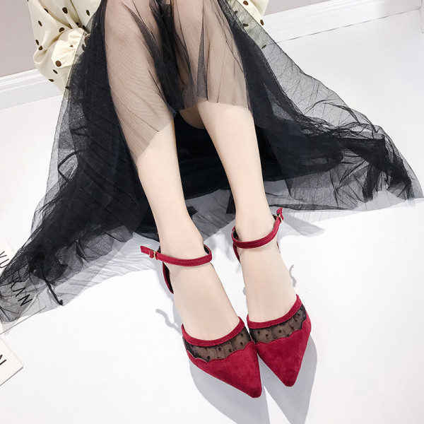 Sieviešu modernas zamšādas sandales ar mežģīņu elementu