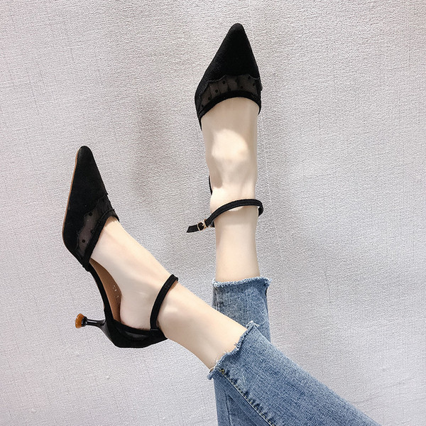 Sieviešu modernas zamšādas sandales ar mežģīņu elementu