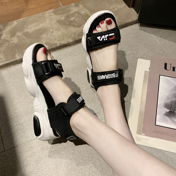 Moteriškos laisvalaikio basutės su velcro lipduku ir grubiu padu