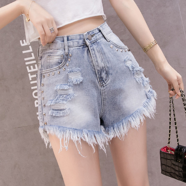 Īsi sieviešu džinsi ar saplēstiem motīviem un cilpiņām