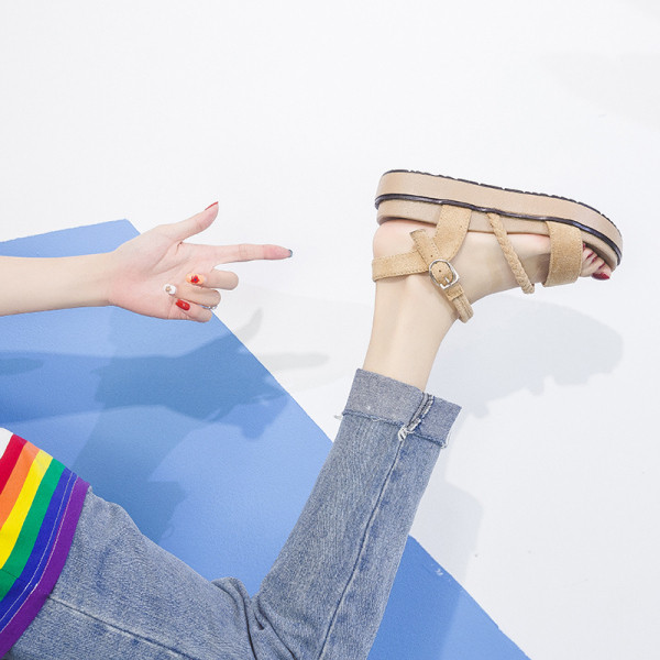 Alkalmi női szandál lapos talppal és pánttal