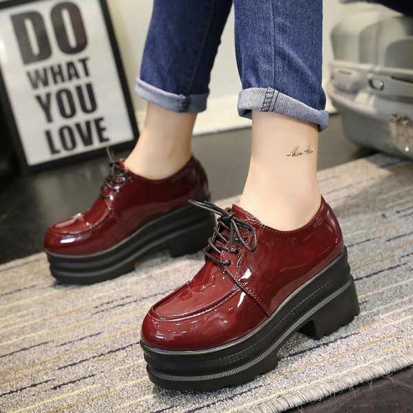 Ikdienas sieviešu apavi ar lakādu un platformu