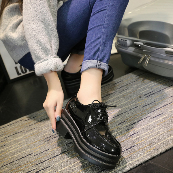 Ikdienas sieviešu apavi ar lakādu un platformu