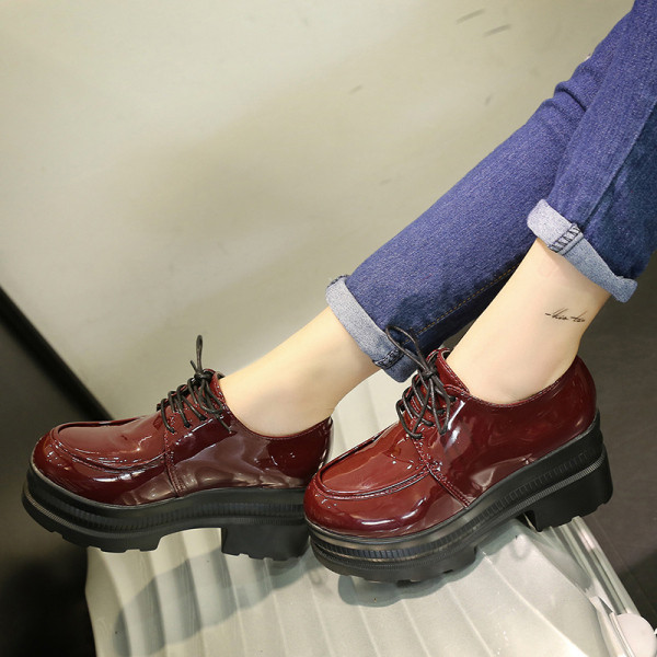 Ikdienas sieviešu apavi ar lakādu un platformu