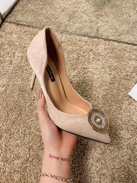 Moodsad metallelemendi ja õhukese kontsaga naiste kingad