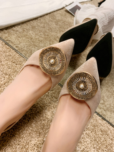 Moodsad metallelemendi ja õhukese kontsaga naiste kingad