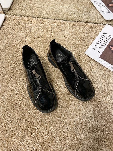 Alkalmi női lakkcipő fekete cipzáros elemmel