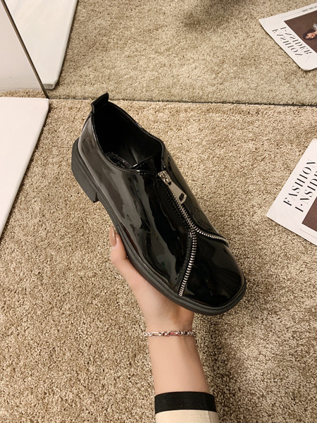 Alkalmi női lakkcipő fekete cipzáros elemmel