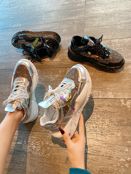 Alkalmi női tornacipő 5 cm-es talppal és fényes részecskékkel