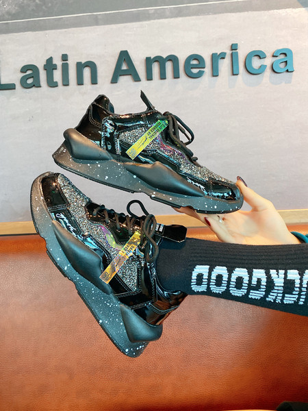 Alkalmi női tornacipő 5 cm-es talppal és fényes részecskékkel