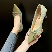 Pagaląsti moteriški batai plonais kulnais ir kaspinu