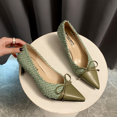 Pagaląsti moteriški batai plonais kulnais ir kaspinu