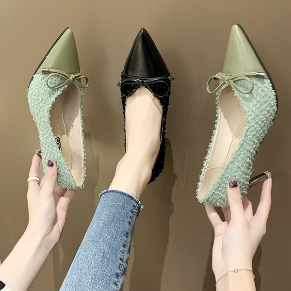 Pagaląsti moteriški batai plonais kulnais ir kaspinu