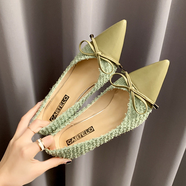 Pagaląsti moteriški batai plonais kulnais ir kaspinu