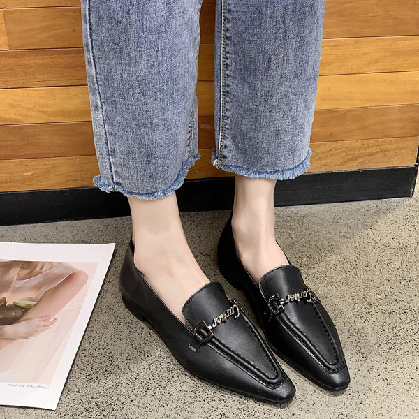 Hegyes modell női bőr cipő lapos talppal és fém elemmel