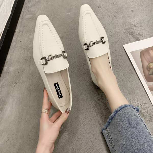 Hegyes modell női bőr cipő lapos talppal és fém elemmel