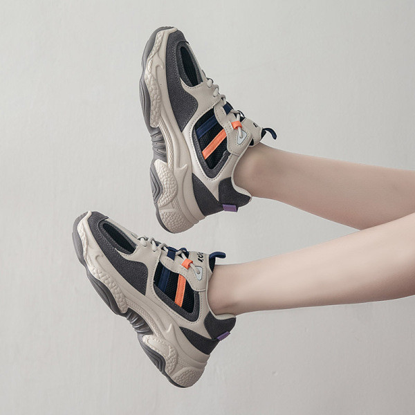 Moteriški sportiniai sportbačiai aukštais padais ir raišteliais