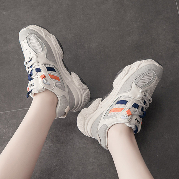 Moteriški sportiniai sportbačiai aukštais padais ir raišteliais