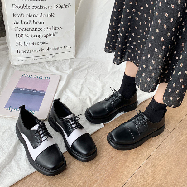 Paprastas moteriškų laisvalaikio batų modelis iš dirbtinės odos plokščiu padu ir raišteliais