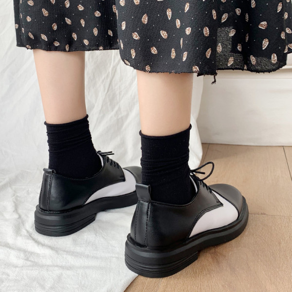 Paprastas moteriškų laisvalaikio batų modelis iš dirbtinės odos plokščiu padu ir raišteliais