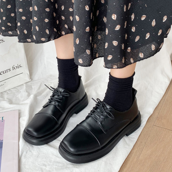 Paprastas moteriškų laisvalaikio batų modelis iš dirbtinės odos plokščiu padu ir raišteliais