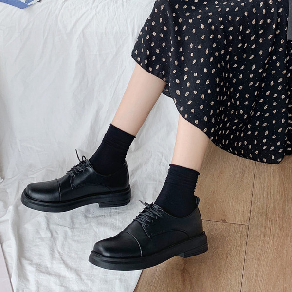 Paprastas moteriškų laisvalaikio batų modelis iš dirbtinės odos plokščiu padu ir raišteliais