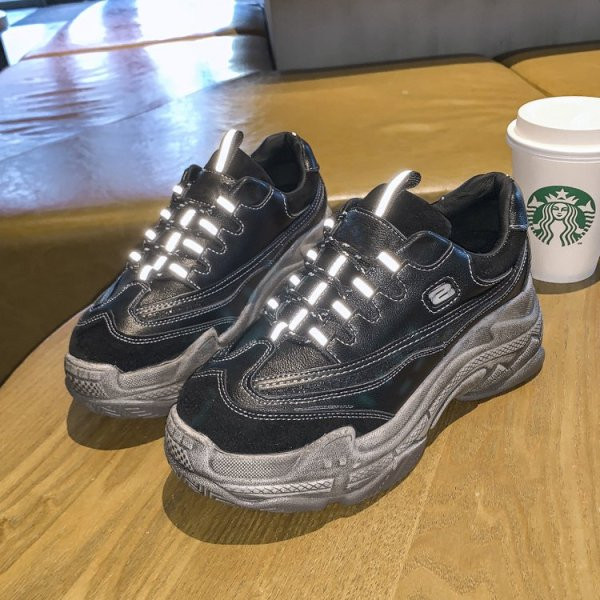 Öko bőrből készült női tornacipő új modellje durva talppal és fűzővel