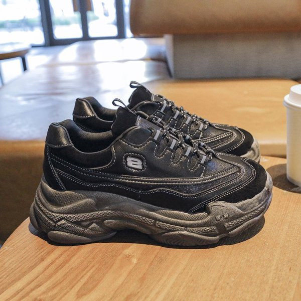 Öko bőrből készült női tornacipő új modellje durva talppal és fűzővel