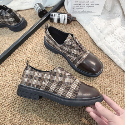 Ikdienas sieviešu rūtaini apavi ar plakanām zolēm un šņorēm