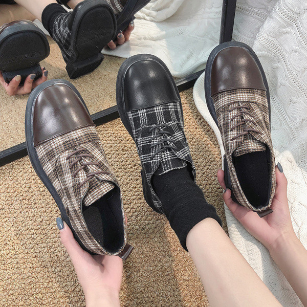 Ikdienas sieviešu rūtaini apavi ar plakanām zolēm un šņorēm