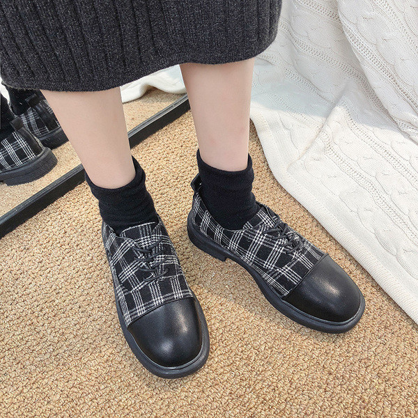 Ikdienas sieviešu rūtaini apavi ar plakanām zolēm un šņorēm