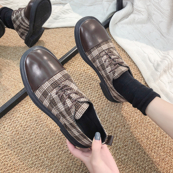 Ikdienas sieviešu rūtaini apavi ar plakanām zolēm un šņorēm