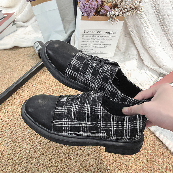 Ikdienas sieviešu rūtaini apavi ar plakanām zolēm un šņorēm