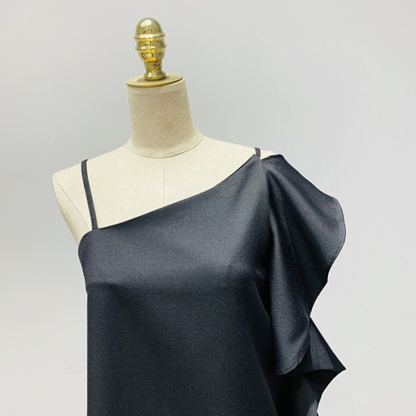 Moderna ženska bluza s jednim rukavom i golim ramenom u crnoj boji