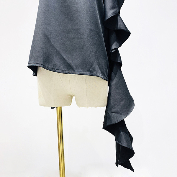 Moderna ženska bluza s jednim rukavom i golim ramenom u crnoj boji