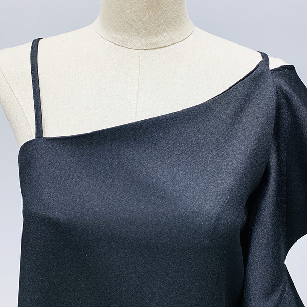 Moderna ženska bluza s jednim rukavom i golim ramenom u crnoj boji