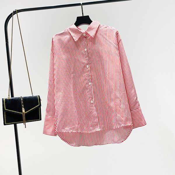 Sieviešu svītraina blūze ar klasisku apkakli un garām piedurknēm